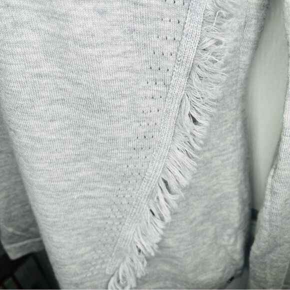 One Grey Day Long Sleeve VNeck Fringe Trim Wool Blend Sweater Lightweight Gray M - Picture 8 of 11